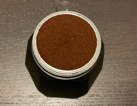 フィルターにコーヒー粉を入れている様子