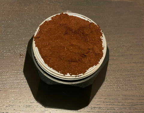 フィルターのコーヒー粉がはみ出ている様子
