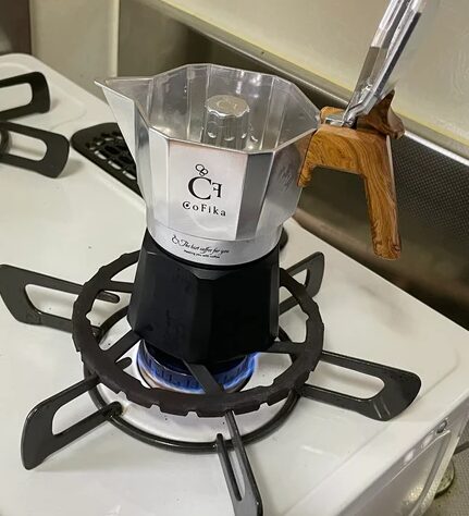 ガスコンロでマキネッタ「CoFika Crema Rich」を使ってコーヒーを抽出する様子
