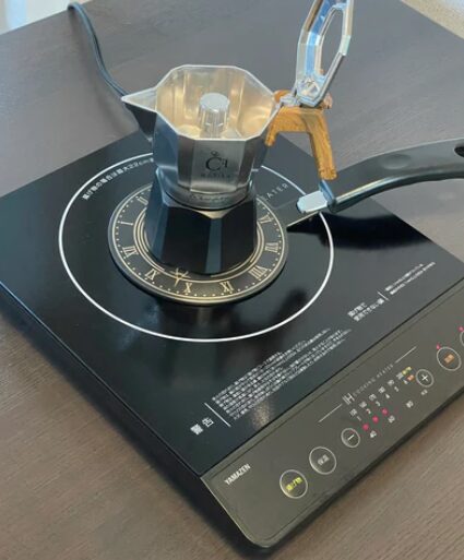 IHコンロでマキネッタ「CoFika Crema Rich」を使ってコーヒーを抽出している様子